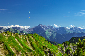 Drachenflieger &uuml;ber den Bergen