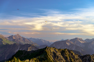 Flug in den Sonnenuntergang