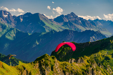 Drachenflieger vor gro&szlig;artiger Bergkulisse