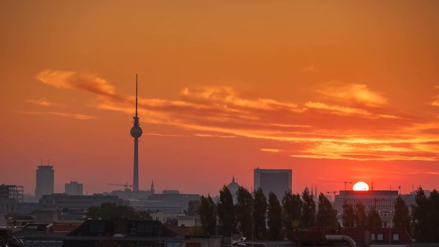 Sonnenaufgang in Berlin, Deutschland. Time Lapse.