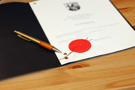 Notarieller Vertrag mit rotem Dienstsiegel