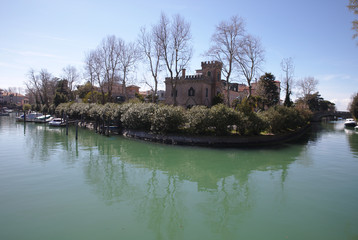 Fototapeta na wymiar Canal and villa on Lido Island Venice 4302