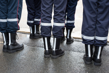 Fototapeta premium Pompiers à une cérémonie de commémoration