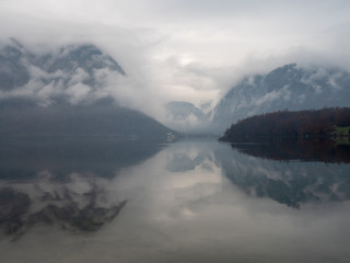 Fototapeta premium Hallstatt lake in the morning with mist from Obertraun shore