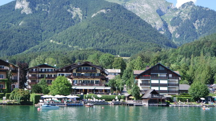 Fototapeta na wymiar Beautiful austrian houses on the coast of the Wolfgangsee lake