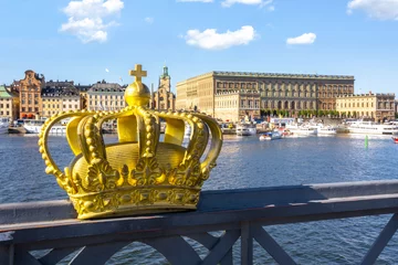 Fotobehang Stockholm oude stad (Gamla Stan) met koninklijk paleis en koninklijke kroon, Zweden © Mistervlad