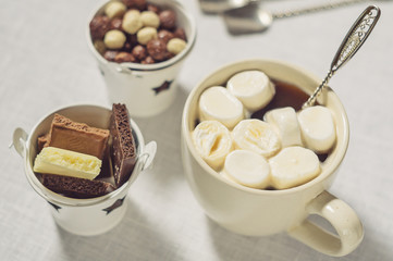 Obraz na płótnie Canvas A cup of coffee with marshmallows and chocolate