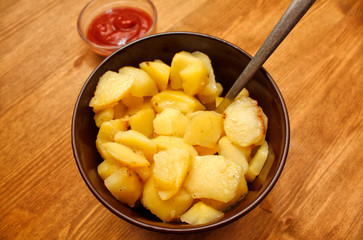 fried potatoes with ketchup
