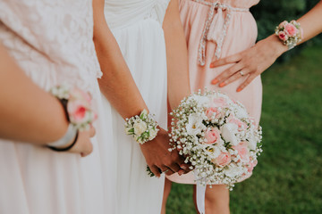 La mari&eacute;e et ses demoiselles d'honneur