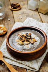 Obraz na płótnie Canvas White bean mushrooms soup with croutons