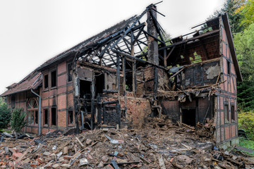 Fototapeta premium Abgebranntes Wohnhaus Fachwerk