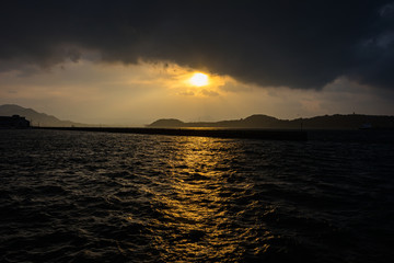 夕暮れ迫る海峡