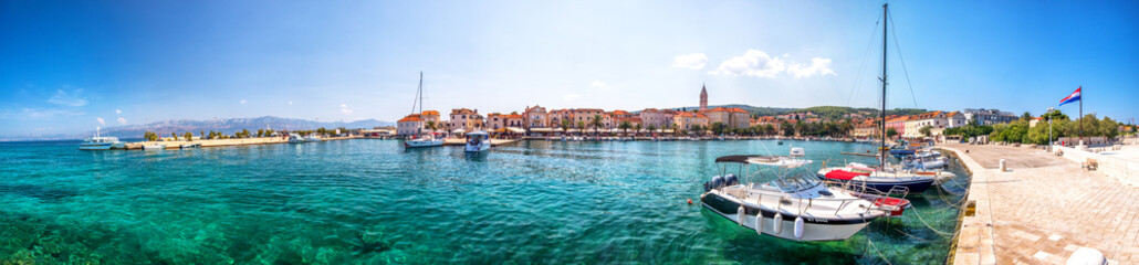 Promenade en bord de mer et port de la ville de Supetar sur l& 39 île de Brac avec palmiers et eau de mer turquoise, Supetar, Brac, Croatie, Europe