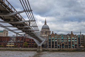 Fototapeta premium Millennium Bridge over river Thames, London, UK