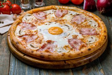 Carbonara pizza with bacon