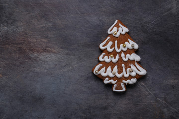 Obraz na płótnie Canvas Gingerbread cookies tree on dark background, copyspace