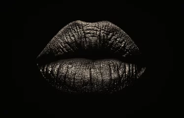 Fotobehang Verleidelijke vrouwelijke volle lippen op zwarte achtergrond. Modieuze en luxe professionele lipmake-up. Donkere kant van menselijk gedrag. De lippen van het jonge meisje. © Tverdokhlib