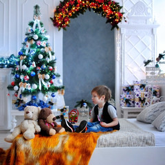 Ребенок ждет чуда в Новый год. С новым годом! Счастливого Рождества! Новогодняя елка с рождественскими игрушками. Мальчик с игрушками.
