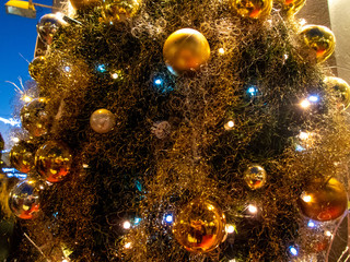 Obraz na płótnie Canvas golden christmas balls in tree