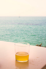 CERVEZA EN LA MESA Y HORIZONTE DEL MAR