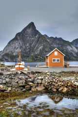 Crédence de cuisine en verre imprimé Reinefjorden Norwegen, Lofoten, Reine, Hütte, Fjord, Boot, Schiff, Holzboot, Fischerboot, Trockengelegt, Reinefjorden, Bucht, Hafen, Moskenes, Moskenesøya, Insel, Berge, Felsen, klettern