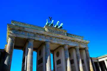 Obraz premium The iconic Brandenburg Gate in the Pariser Platz in Berlin, Germany