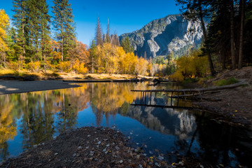 Fototapeta na wymiar Merced River and Yosemite in Fall