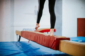 Foto op Aluminium Young gymnast balancing on a balance beam © Rawpixel.com