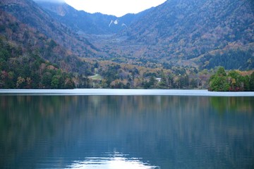 奥日光湯ノ湖の晩秋の情景