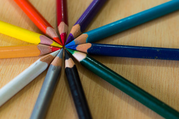 Naklejka premium Colored pencils circle star contrast