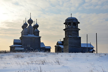 Деревянный храмовый комплекс (летняя и зимняя церкви и колокольня) зимой. Деревня Ворзогоры, Архангельская область, Россия © irinabal18