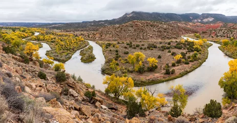 Gordijnen Bend in the Rio Chama river with autumn color trees © James Sakaguchi