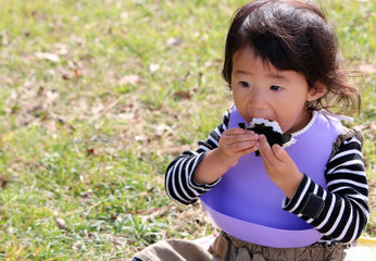 おにぎりを食べる女の子