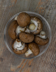 Champignons in Glasschale auf Holztisch