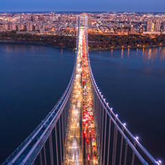 Panele Szklane Podświetlane  Widok z lotu ptaka na ruch uliczny w godzinach szczytu wieczornego na moście George& 39 a Washingtona, widziany z New Jersey