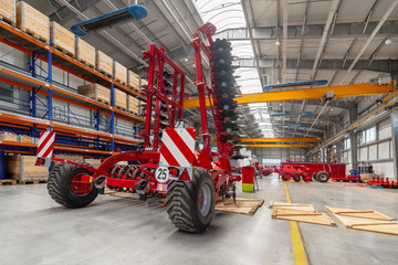 Fototapeta premium Duży, przestronny i lekki warsztat montażowy.