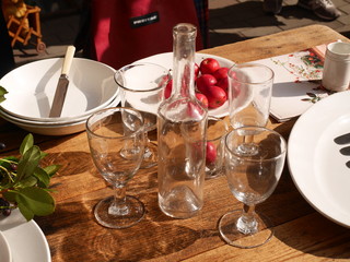 ガラスのボトルと食卓