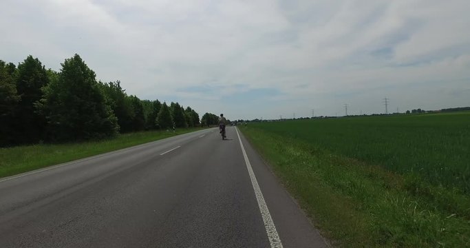 Einzelner Radfahrer alleine auf einer Landstraße