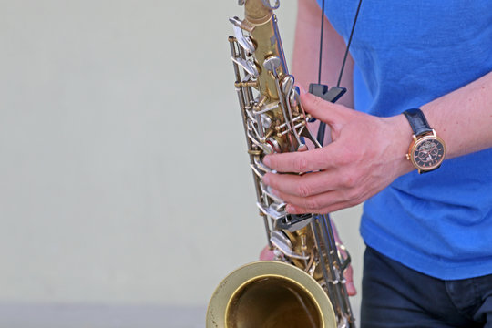 The guy plays the saxophone street