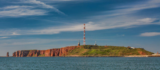 Panorama der Insel Helgoland mit den berühmten roten Klippen 