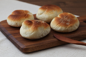 木のまな板にのせた 焼きたて パン テーブル