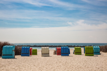 Bunte Strandkörbe am Meer bei Sonnenlicht