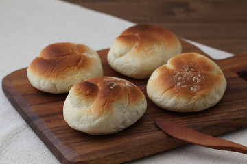 木のまな板にのせた 焼きたて パン テーブル