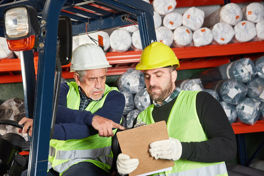 Arbeiter als Staplerfahrer und Kollege