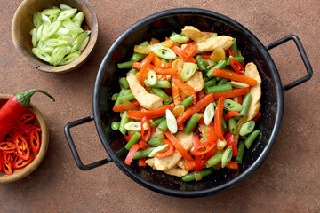 Deliziosa carne di pollo con verdure arrosto in padella di metallo