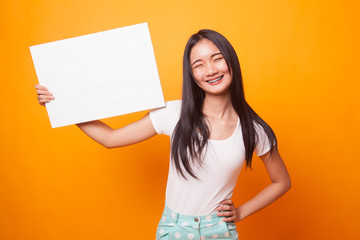 Fototapeta na wymiar Young Asian woman with white blank sign.