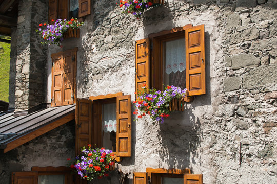 Finestre decorate con vasi di fiori