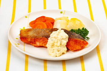 家庭料理　鮭のムニエル　タルタルソース添え　日本