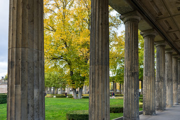 Berlin - Antike Säulen beim Lustgarten mit Herbst-Bäumen
