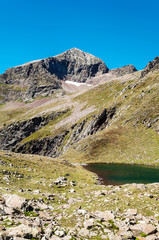 Fototapeta na wymiar Lake of Cerler in the mountains of the Pyrenees